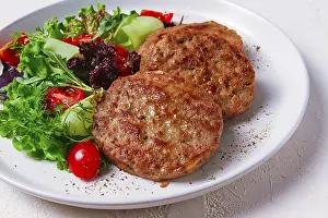 Domestic Turkey Recipes Drucke: Fried cutlets, turkey, with vegetable salad