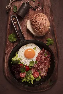 Cast Iron Pan Drucke: Fried egg, with bacon and vegetables