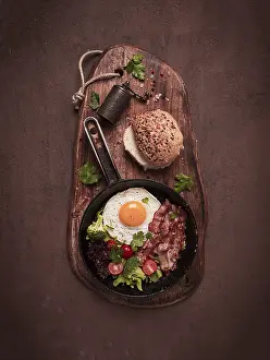 Cast Iron Pan Drucke: Fried egg, with bacon and vegetables