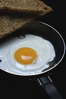 Still Life Cuisine Drucke: Fried egg in a pan, fried chicken egg