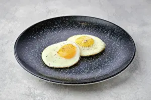 Fried Eggs Drucke: Two fried eggs on a plate