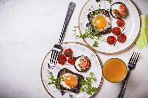 Healthy Eating Meal Drucke: Fried eggs on slices of whole grain bread