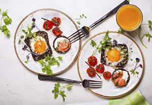 Healthy Eating Meal Drucke: Fried eggs on slices of whole grain bread