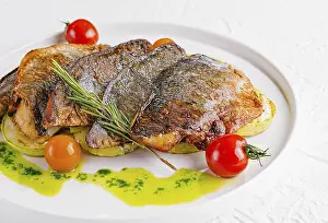 Freshwater Fish Drucke: Fried fish with vegetables on plate