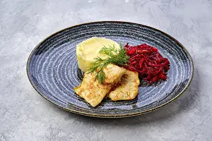 Seehecht Drucke: Frittierter Hake in Brotkrumen mit Mashed Kartoffeln und gerösteter Rote Beete.