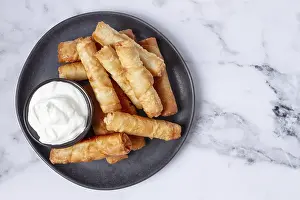 Cream Sauce Appetizer Drucke: Fried spring rolls with cheese