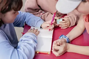 Classroom Activities Drucke: Friends engage in collaborative learning
