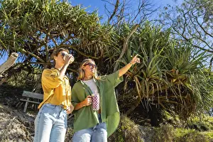 Australian Coastal Lifestyle Drucke: Two friends standing on a sandy path