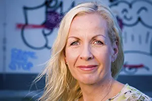 Porträtbilder Drucke: Frontale Kopfporträt einer mittleren blonden Frau in den Dreißigern
