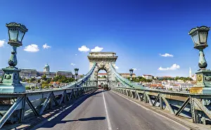 Budapest Chain Bridge Drucke: Frontal view of the Chain Bridge in Budapest