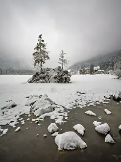 Winter Landscape Bavaria Drucke: Frozen Hintersee in winter, Ramsau