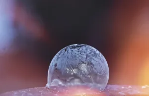 Soap Bubble Depiction Drucke: Frozen soap bubble, colourful background
