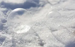 Frosty Winter Scene Drucke: Frozen soap bubbles in the snow