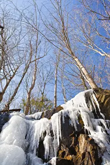 Snowy Landscape Drucke: Frozen stream in winter