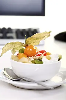 Healthy Eating Bowl Drucke: A fruit salad in the office
