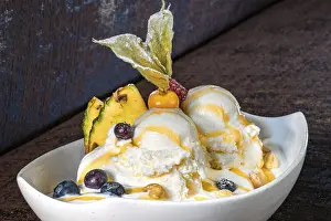 Brown Background Drucke: Fruit sundae on brown background
