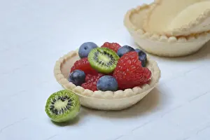 Balanced Diet Food Photography Drucke: Fruit in tartlet base, raspberry