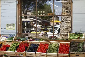 Drucke von Gemüse- und Obstladen, Platz der Burg, Gordes, Provence, Frankreich Gemüse- und Obstladen, Platz der Burg, Gordes, Provence, Frankreich Vaucluse Drucke: Gemüse- und Obstladen, Schlossplatz