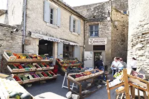 Drucke von Gemüse- und Obstladen, Burgplatz, Gordes, Provence, Frankreich Gemüse- und Obstladen, Burgplatz, Gordes, Provence, Frankreich Vaucluse Drucke: Gemüse- und Obstladen, Schlossplatz