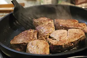 Steak Meal Preparation Drucke: Fry the fillet of beef in a pan