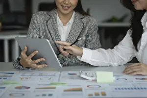 Office Work Station Setup Drucke: Fund managers team consultation