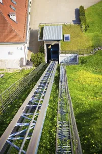 Drucke von Bergbahn zur Spitze der Turm in Vilnius - Litauen Verwandte Bilder Drucke: Seilbahn zur Spitze zum Turm in Vilnius - Litauen.