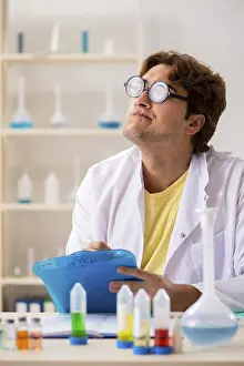 DNA Drucke: Witziger verrückter Chemiker macht Experimente und Tests.