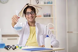 DNA Drucke: Humorvoller verrückter Chemiker macht Experimente und Tests.