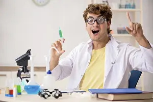 DNA Drucke: Lustiger verrückter Chemiker macht Experimente und Tests.