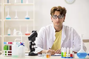 DNA Drucke: Lustiger verrückter Chemiker macht Experimente und Tests.
