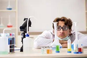 DNA Drucke: Komischer verrückter Chemiker macht Experimente und Tests.