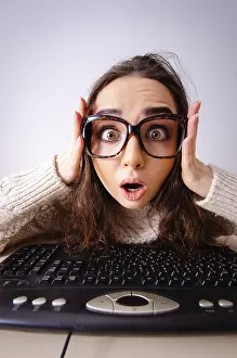 Kinder Drucke: Humorvolle Nerdmädchen arbeitet an Computer.