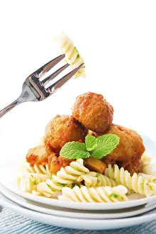 Italian Meal Ideas Drucke: Fusilli on fork, meatball fusilli as background