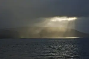 Deserted Icelandic Coastline Drucke: Gap in the clouds with sun shining through