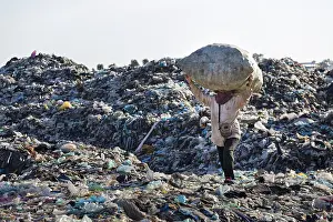 Environmental Pollution Asia Drucke: Garbage collector on garbage dump