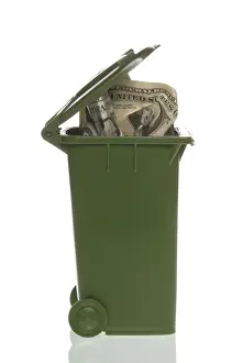Financial Crisis Drucke: Garbage container with dollar bills