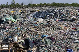Southeast Asia Environmental Issues Drucke: Garbage dump with plastic garbage