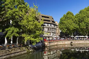 Drucke von Gartenrestaurant auf dem Benjamin-Zix-Platz, Wasserfront-Terrasse, Fachwerkhäuser, Tanners Viertel, Petite France, Straßburg, Elsass, Frankreich Gartenrestaurant auf dem Benjamin-Zix-Platz Benjamin Zix Drucke: Gartenrestaurant auf dem Benjamin-Zix-Platz