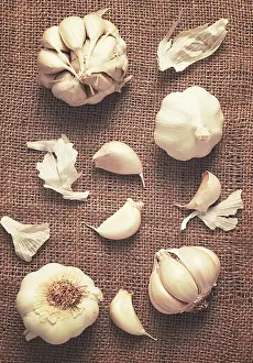 Close Up Garlic View Drucke: Garlic on burlap, top view, vertical