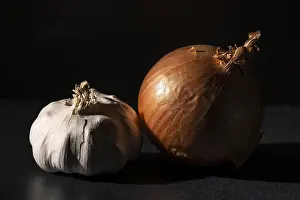 Dark Background Food Images Drucke: Garlic and an onion side by side