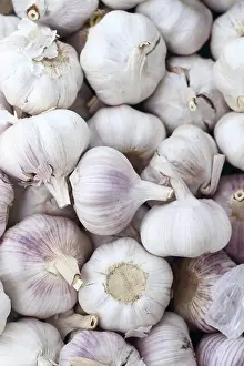Food Photography In Spain Drucke: Garlic pattern background on market in spain