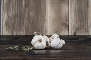 Deserted Kitchen Table Drucke: Garlic wooden table