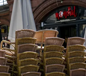 Deserted Train Stations Europe Drucke: Gastronomy around Hackescher Markt station during the Lockdown