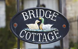 Great Britain Landscapes Drucke: Gate Shield, Lower Slaughter, Cotswolds