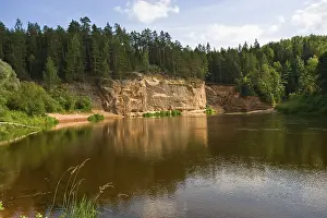 Drucke von Fluss Gauja mit Devon-Sandsteinfelsen, Nationalpark Gauja, Riga, Lettland, baltische Staaten, Nordosteuropa Fluss Drucke: Der Gauja mit Devon-Sandsteinfelsen.