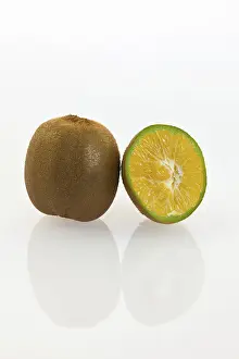 Fresh Studio Shot Drucke: Genetically modified kiwi fruit