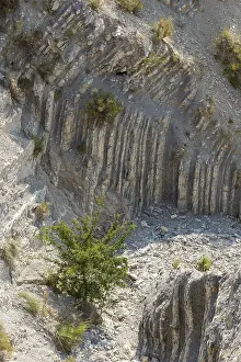 Deserted French Countryside Drucke: Geological layers visible on the surface of the ground
