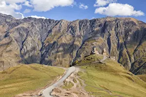 Orthodox Christian Architecture Drucke: Gergeti Trinity Church on background of mountain range