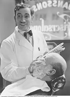 Vintage Barber Shop Drucke: Getting a shave 1934
