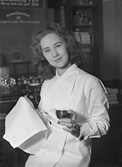 Black And White Beauty Shot Drucke: Getting a shave in the 1940s
